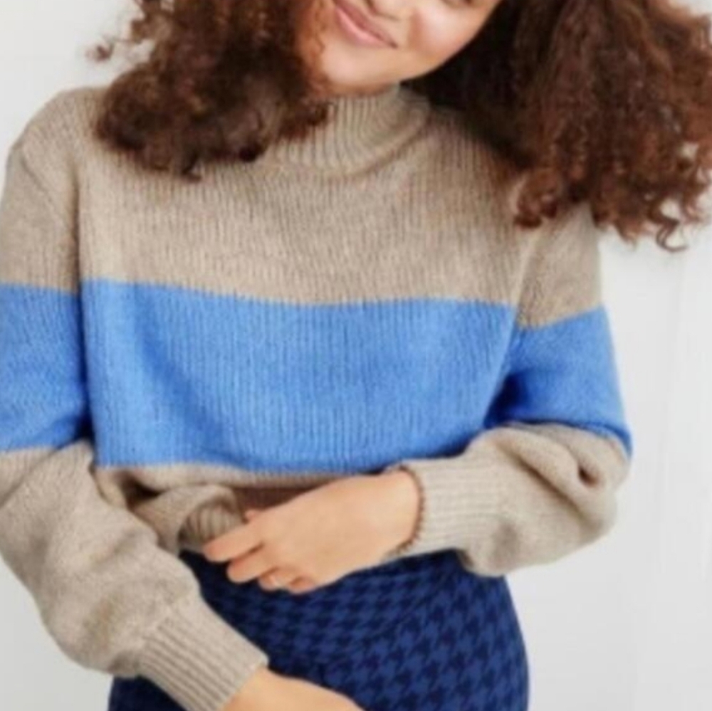 Aerie "Oh-Snow-Soft" mock neck sweater oatmeal/beige with a blue stripe Medium